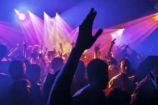 பிரான்ஸில் இரவு விடுதியில் பெண் ஒருவருக்கு நேர்ந்த நிலை! | What Happened To A Woman In A Nightclub In France