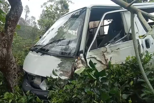 மலையகத்தில் வீதியை விட்டு வெளியே பாய்ந்த வான் - ஒருவர் படுகாயம் (படங்கள்) | Accident Police Investigating Srilanka