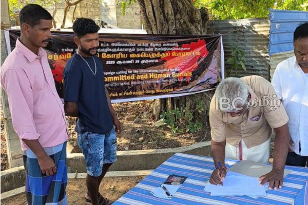 இனப்படுகொலைக்கு சர்வதேச நீதி கோரி மூதூரில் கையெழுத்து போராட்டம் | Signature Protest For Genocide And Mass Graves