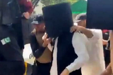 කව්රුත් පුදුම කරමින් අමුතුම ඇඳුමකින් අධිකරණයට ආ ඉම්රාන් ඛාන්..