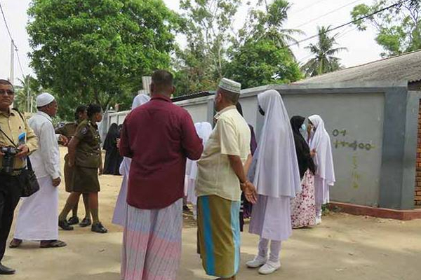 மட்டக்களப்பில் மாணவிகளுக்கு பாலியல் தொல்லை கொடுத்த ஆசிரியர்! | Batticaloa Teacher Made Sexual Abused The Students