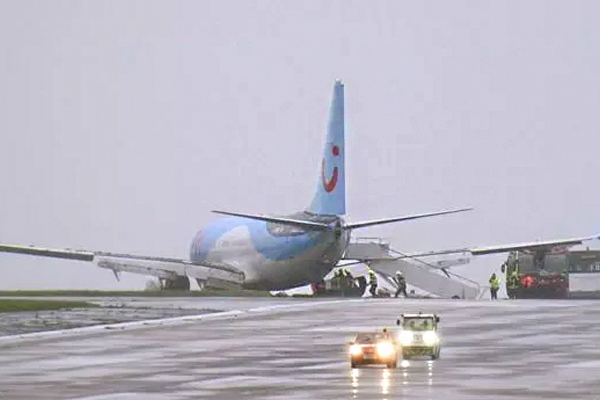 புயலில் சிக்குண்டு புல்வெளியில் இறங்கிய விமானம்! | Aeroplane In The Storm And Landed On The Grass