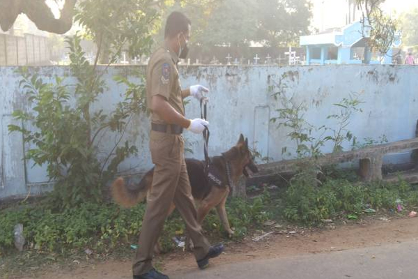 அடித்து நொருக்கப்பட்ட யேசு சிலை: கற்பட்டியில் பெரும் பரபரப்பு | Statue Of Jesus Broken Kalpotiya அடித்து நொருக்கப்பட்ட யேசு சிலை: கற்பட்டியில் பெரும் பரபரப்பு | Statue Of Jesus Broken Kalpotiya