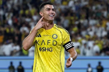 வரலாறு படைத்த கிறிஸ்டியானோ ரொனால்டோ: கால்பந்து வீரர்களில் முதல் பில்லியனர்