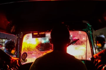 இரவில் முச்சக்கரவண்டிக்குள் சிக்கிய ரது அக்கா ; அதிர்ச்சியில் உறைந்த பொலிஸார்