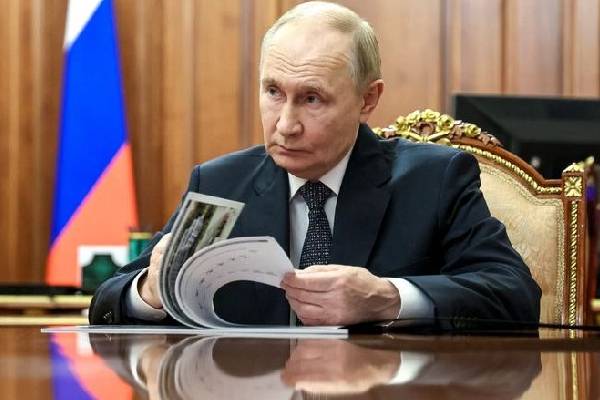 ஐரோப்பியத் தலைவர்களை மொத்தமாக சாடிய புடின்... போர் பயத்தில் உளறுவதாக கடும் விமர்சனம் | Putin Slams European Leaders For ஐரோப்பியத் தலைவர்களை மொத்தமாக சாடிய புடின்... போர் பயத்தில் உளறுவதாக கடும் விமர்சனம் | Putin Slams European Leaders For