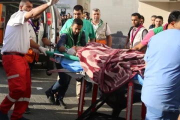 யாரை காப்பாற்றுவது? நெருக்கடியில் காசா மருத்துவர்கள்!