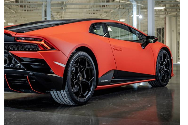 இந்தியாவில் அறிமுகமானது லம்போகினி கார்.. 7.5 கோடியில் மகளுக்கு பரிசளித்த விஜபி; அப்படி என்ன ஸ்பெஷல்? | Lamborghini Huracan Evo Fluo Capsule Launch India