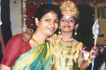 இந்த சிறுவயது புகைப்படத்தில் இருக்கும் விஜய் டிவி சீரியல் நாயகி யார் தெரியுமா?- அட இவரா?