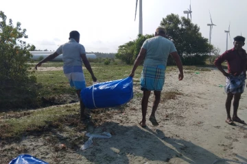 புத்தளத்தில் கடலில் மிதந்த நிலையில் கைப்பற்றப்பட்ட பீடி இலைப் பொதிகள்