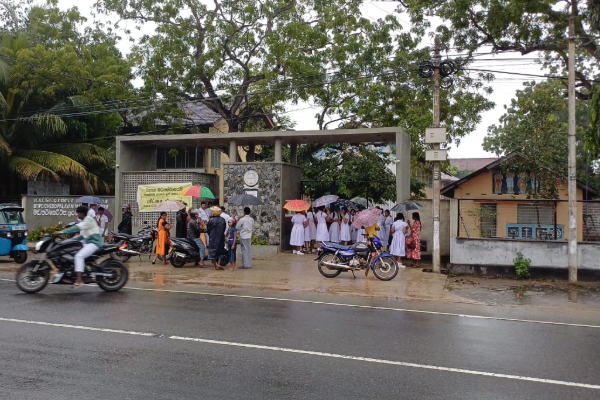 உரிய நேரத்திற்கு திறக்கப்படாத பரீட்சை நிலையம் : கொட்டும் மழையில் மாணவர்கள் காத்திருப்பு | Exam Center Didn T Open On Time Students Waiting
