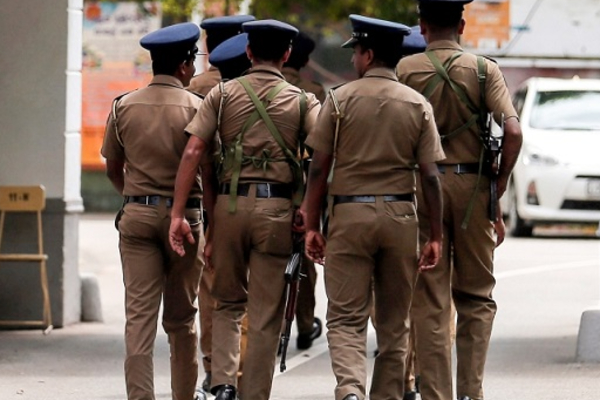 பொலிஸ் நிலையத்தில் நடந்த பகீர் சம்பவம்; குற்றசெயல்களை தடுக்க வேண்டியவர்களே இப்படியா! | Srilanka Police Stabbing At Police Station