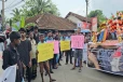சித்தங்கேணி இளைஞர் விவகாரம்: சடலத்துடன் போராட்டத்தில் ஈடுபடும் மக்கள் (Video)