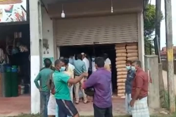 பதுக்கி வைக்கப்பட்டிருந்த பெருமளவு சீமெந்து மூட்டைகள் அதிகாரிகளால் மீட்பு (Photo)