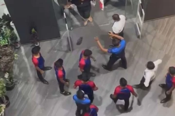 பம்பலப்பிட்டியில் பிரபல ஆடை கடையொன்றில் ஏற்பட்ட மோதலுக்கான காரணம் அம்பலம் (video)