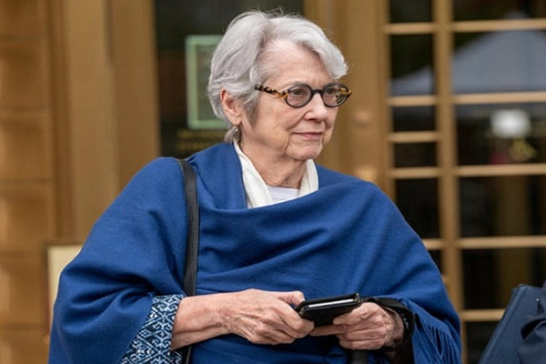 பறக்கும் விமானத்தில் முத்தம் கொடுக்க முயன்ற ட்ரம்ப் - 81 வயது மூதாட்டி பகீர் புகார் | Trump Groped Me Flight Woman Tells Us Civil Trial