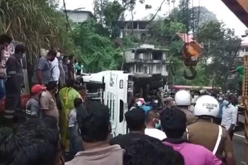 டீசல் கொள்கலன் விபத்து: சாரதியும் உதவியாளரும் வைத்தியசாலையில் அனுமதி