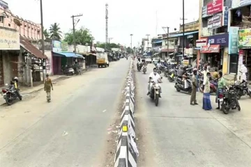 சாலையில் ஒருபுறம் முழுஊரடங்கு... மறுபுறம் தளர்வுகளுடன் ஊரடங்கு! பளீச்சென்று விளக்கிய புகைப்படம்
