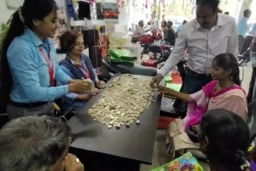 மகளின் கனவை நிறைவேற்ற நாணயங்களை சேர்த்து ஸ்கூட்டர் வாங்கி கொடுத்த தந்தை