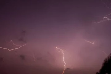 மின்னல் தாக்கி சிறுவன் உயிரிழப்பு