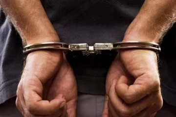 எசல பெரஹராவில் மதுபானம் விற்பனை செய்த வர்த்தகர் கைது