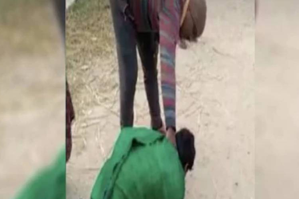 தனக்கு வாக்களிக்காதவர்களை எச்சிலை நக்க வைத்து கொடுமை - தேர்தலில் தோற்றவர் வெறியாட்டம் - அதிர்ச்சி சம்பவம் - தமிழ்நாடு