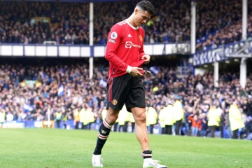 கோபத்தில் ரசிகரின் செல்போனை உடைத்த ரொனால்டோ! வைரலான வீடியோ