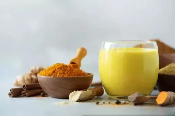 பாலில் நெய் மற்றும் மஞ்சள் கலந்து குடிப்பது ஏன் முக்கியம்?