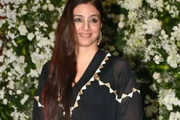 வயசுக்கு வந்த மகள் இருக்கும் நடிகருக்கு மேடையில் முத்த மழை!! திருமணமாகாத 52 வயது நடிகை செய்த செயல்..