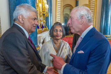 රජු, ජනපති සහ මෛත්‍රී එකට හමුවෙයි..තුන්දෙනා කතා කල දේ මෙන්න.(PHOTOS)