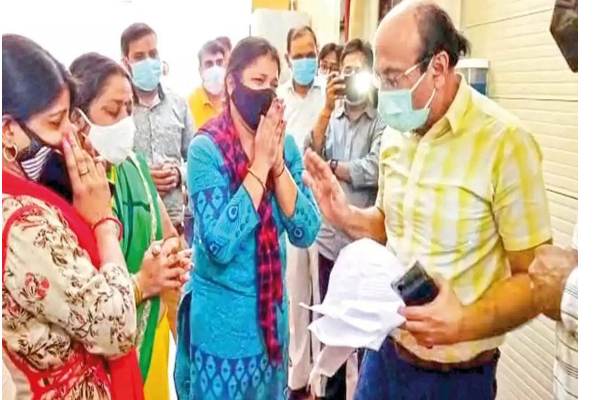 அந்த கொரோனா மருந்தை கொடுங்க.. மருத்துவரின் காலில் விழுந்து நோயாளியின் உறவினர்! நெஞ்சை உருக்கிய புகைப்படம் | Relatives Patients Remdecivir Medicine Doctor Feet