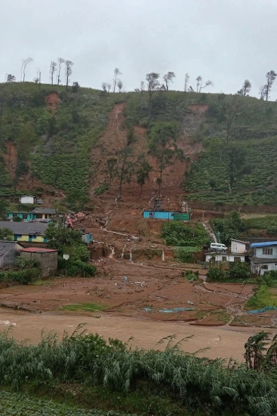 நுவரெலியா ஹய்போரஸ்ட் பகுதியில் பாரிய மண்சரிவு | Increased Flood Levels In The Hills