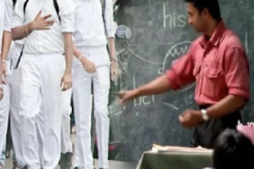 மாணவர்களை தாக்கிய ஆசிரியருக்கு நேர்ந்த நிலை!