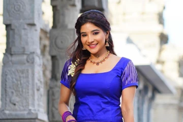 வெளிநாட்டில் நீச்சல் உடையில் பீச் போட்டோஷூட் நடத்திய சாக்ஷி அகர்வால்! வைரல் ஸ்டில்கள்