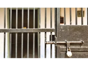 பெண்ணின் உதட்டை கடித்துத் துப்பிய இளம்பெண் - காரணத்தை கேட்டு அதிர்ந்த காவல்துறையினர்!