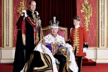 மூன்று தலைமுறைகளைக் காட்டும் முடிசூட்டு விழா புகைப்படம்!