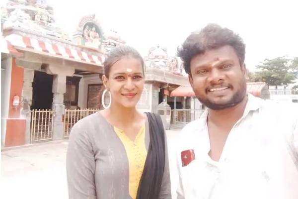 பிக்பாஸ் நடிகை மீரா மிதுனுக்கு இயக்குனருடன் திருமணமா? கோயிலில் மாலையுடன் இருக்கும் புகைப்படம் வைரல்! | Meera Mithun Exchange Garlands Viral Photos