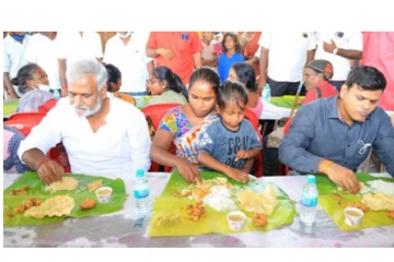கோவிலுக்குள் அன்னதான உணவு மறுக்கப்பட்ட பெண்ணுடன் உணவருந்திய அமைச்சர் - வைரல் புகைப்படம்