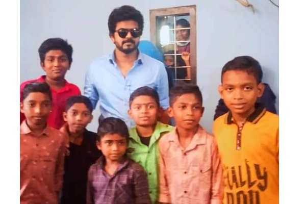நடிகர் விஜய் போலவே இருக்கும் நபர் - புகைப்படம் வைரல் | Cinema Viral News