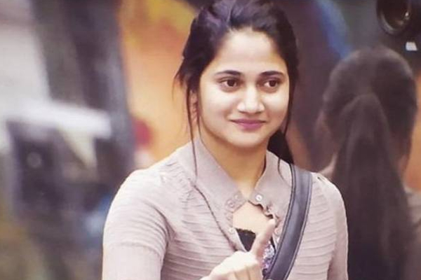 லொஸ்லியாவோடு பிக் பாஸ் ஜனனியை ஒப்பிடாதீர்கள்... அவேசமடைந்த ரசிகர்கள்! | Don T Compare Janany With Losliya Bigg Boss Fans