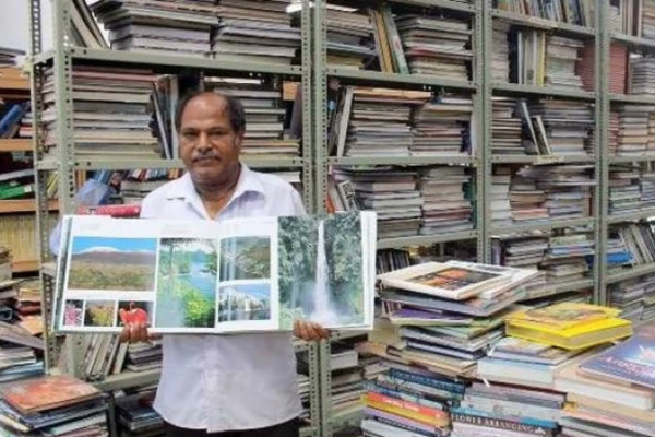 20 லட்சம் புத்தகங்களுடன் இயங்கும் இலவச நூலகம் - வீட்டை விற்று உருவாக்கிய நபர் | Karntaka Man Built Free Library By Sold Own House