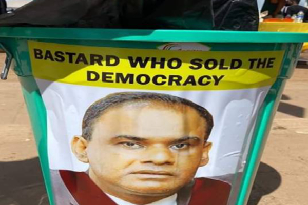 காலிமுகத்திடலில் குப்பைத்தொட்டிக்குள் தூக்கிவீசப்பட்ட அரசியல்வாதிகள் | Politicians Thrown In The Trash On Foot காலிமுகத்திடலில் குப்பைத்தொட்டிக்குள் தூக்கிவீசப்பட்ட அரசியல்வாதிகள் | Politicians Thrown In The Trash On Foot