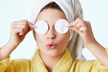 கருமையான கண்களை வெள்ளையாக மாற்றும் கண் Mask:வீட்டிலேயே செய்வது எப்படி?