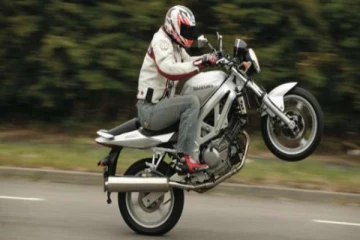 வீதியில் மோட்டார் சைக்கிளில் வித்தை காட்டிய இளைஞனுக்கு நேர்ந்த கதி!