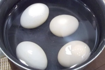 முட்டை உடையாமல் பதமாக வேக வைப்பது எப்படி? அதிகம் வேக வைத்தால் என்ன நடக்கும்? முழுசா தெரிஞ்சிட்டு செய்யுங்க!