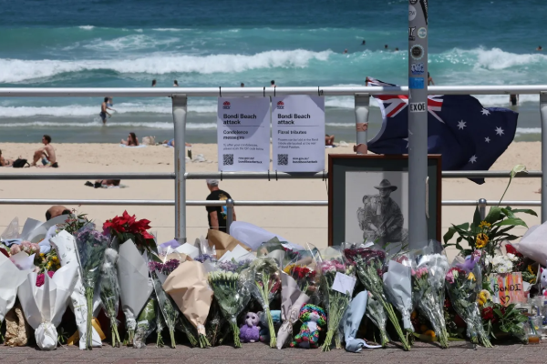 சிட்னியின் பொண்டாய் கடற்கரையில் 15 பேருக்கு அஞ்சலி செலுத்திய மக்கள் | Tributes To 15 People At Sydney S Pontoon Beach