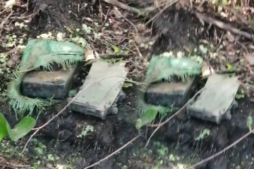 மூதூரில் மீட்கப்பட்ட கிளைமோர் குண்டுகளை வெடிக்க வைக்க பொலிஸார் காத்திருப்பு