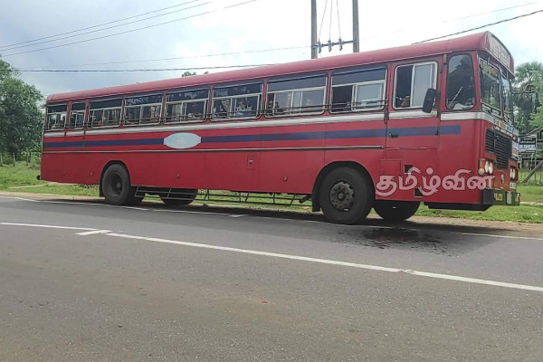 பாடசாலை மாணவர்களை ஏற்றாது செல்லும் இ.போ.ச பேருந்து: ஊடகவியலாளரை அச்சுறுத்திய சாரதி (Photos) | Badulla Jaffna Bus Refused To Pick Up Students