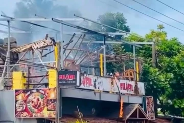 அம்பாறையில் பிரபல உணவகத்தில் தீ விபத்து