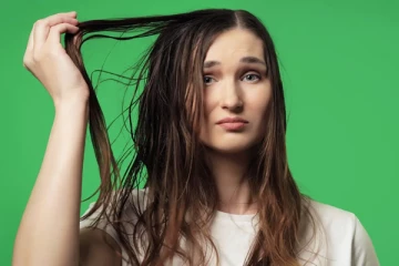 உங்க தலைமுடி பிசு பிசுன்னு இருக்கா? இதனை எப்படி எளிய முறையில் போக்கலாம் தெரியுமா?